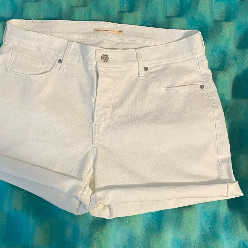 NWOT LEVI White Shorts
